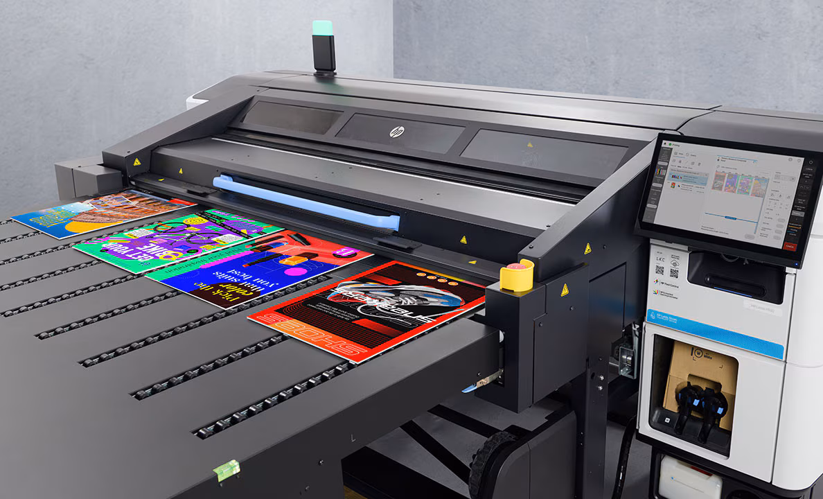 HP Latex R530 hybrid rigid and flexible printer in operation